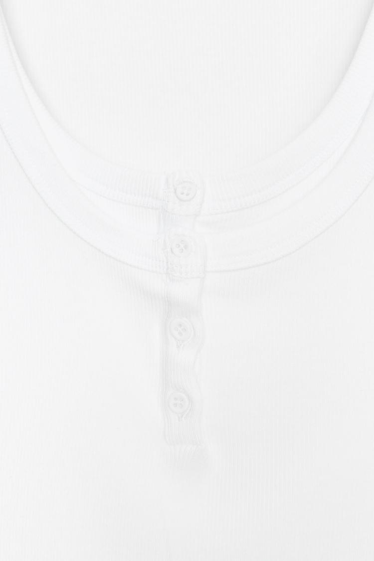 RIBBED BUTTON TOP