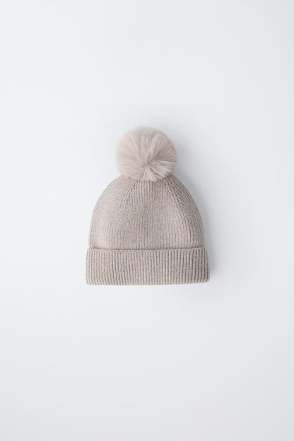 KNITTED HAT WITH POMPOM