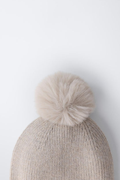 KNITTED HAT WITH POMPOM