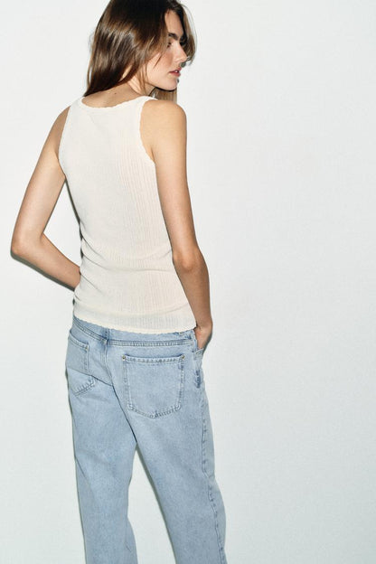 KNIT ROUND NECK TOP