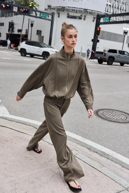 STRAIGHT-LEG TROUSERS WITH FRONT SEAM